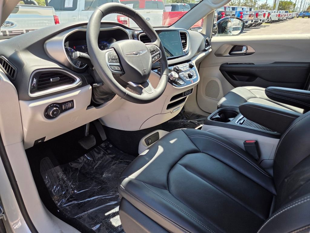 Used 2024 Chrysler Pacifica Touring-L image 25