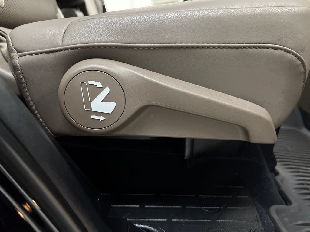 Used 2022 Lexus GX 460 Premium w/ Accessory Package AWD/4WD image 24