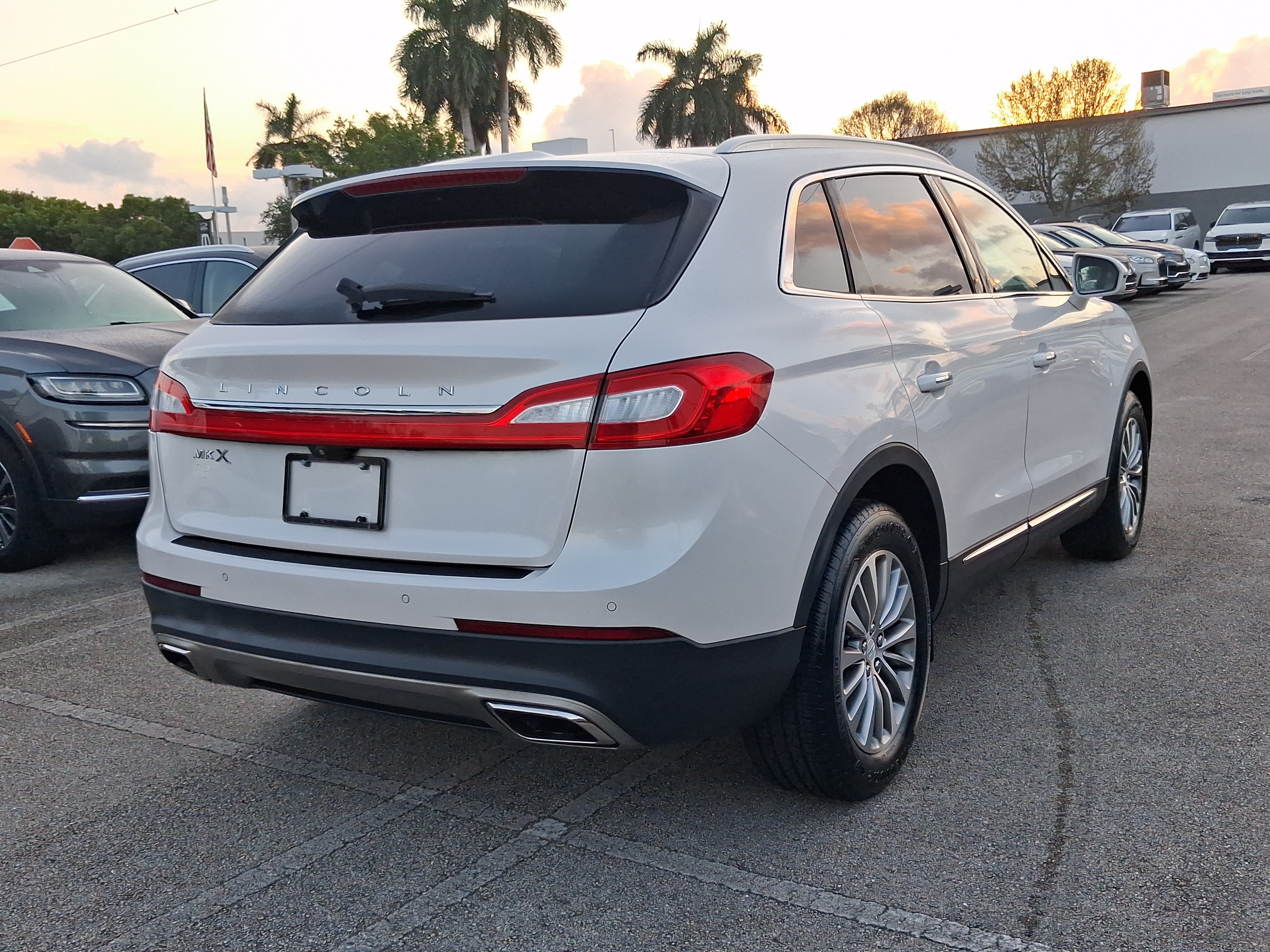 Used 2016 Lincoln MKX Select w/ Select Plus Package FWD image 4