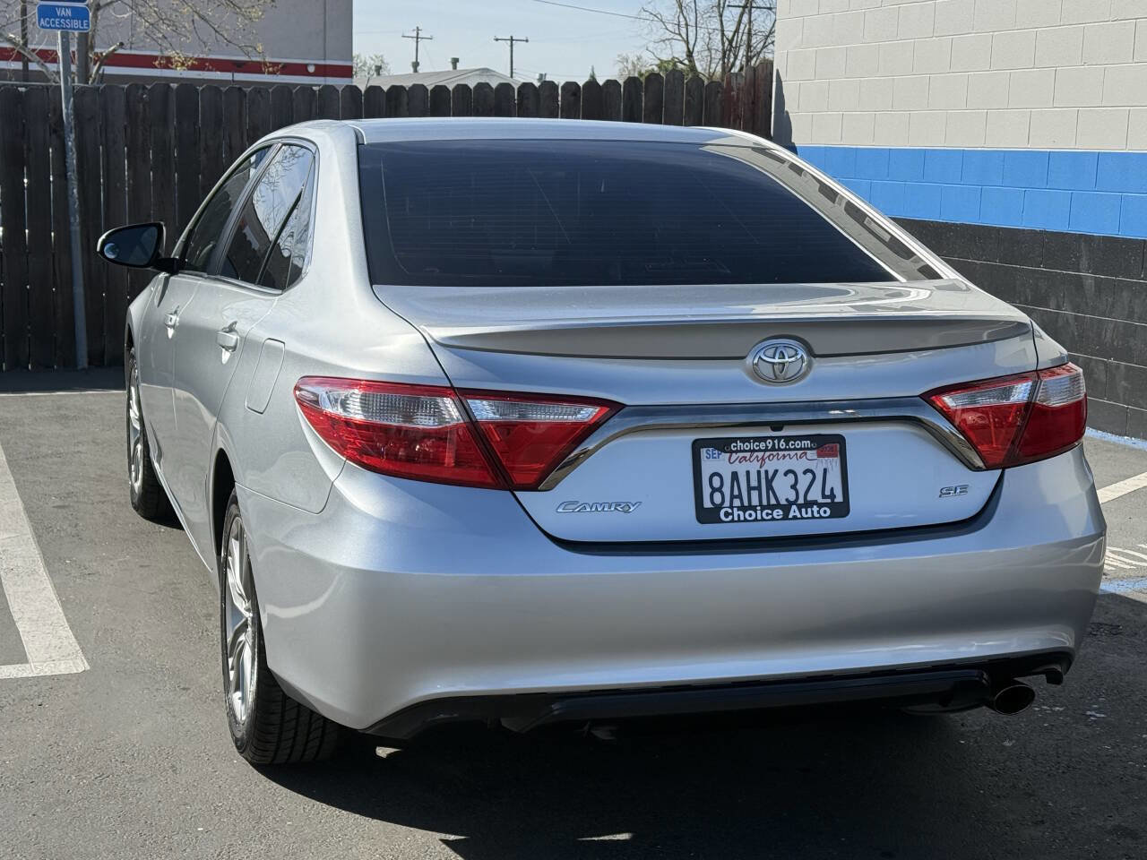 Used 2017 Toyota Camry SE image 4