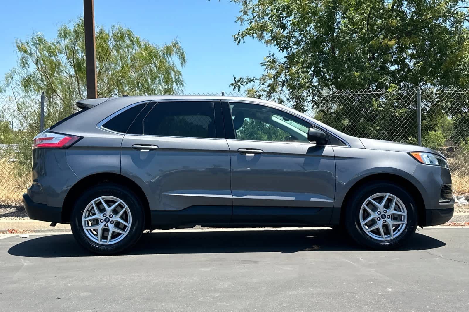 Used 2022 Ford Edge SEL AWD/4WD image 9