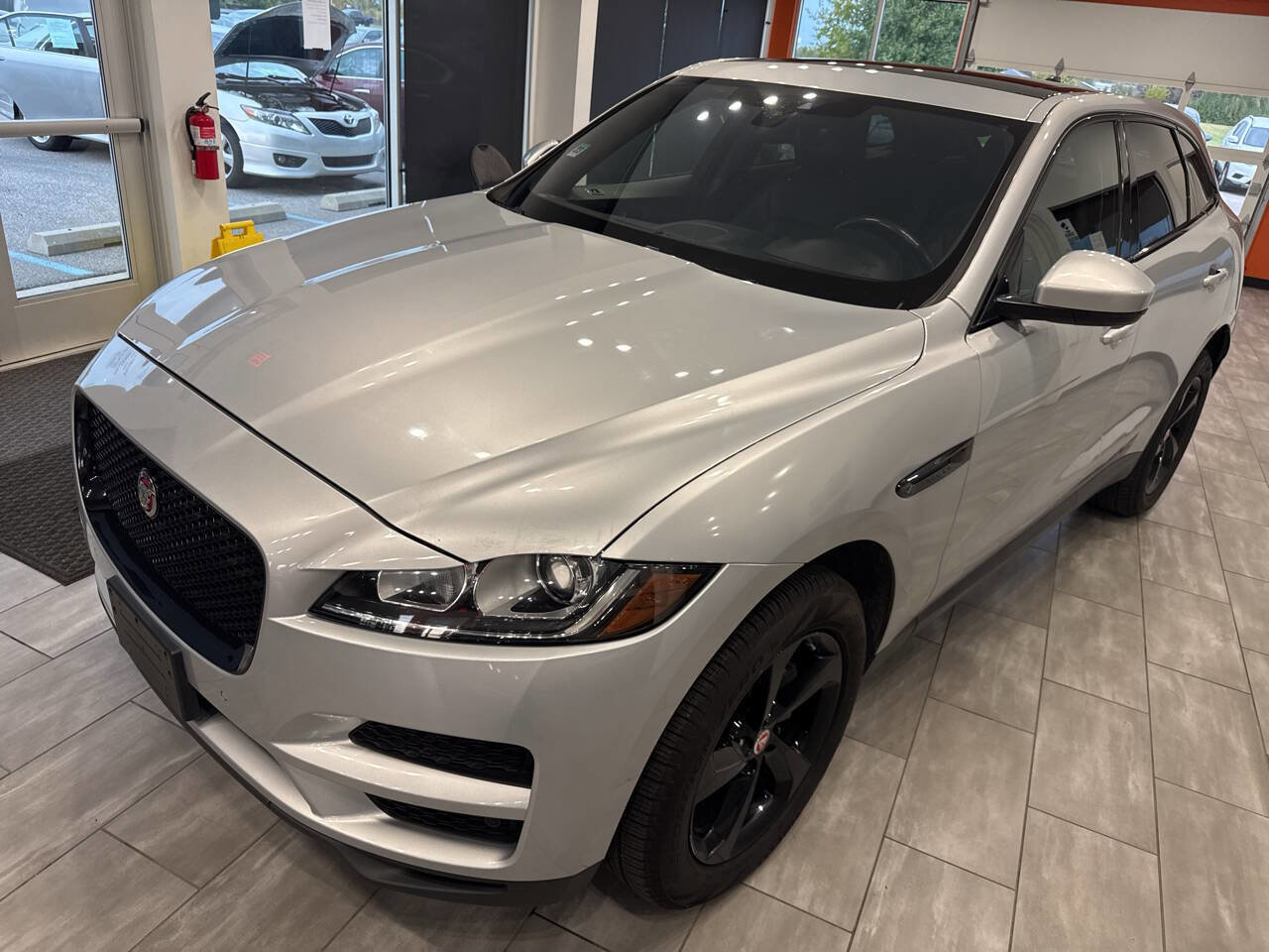 Used 2020 Jaguar F-PACE Premium image 8