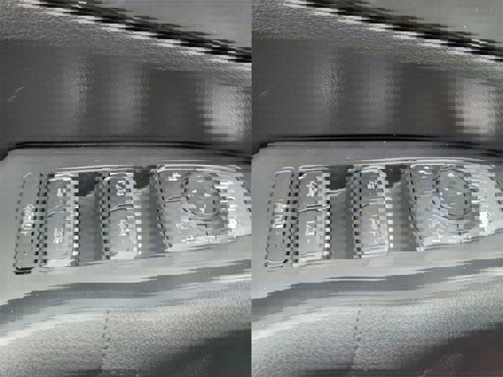 Used 2023 Kia Sorento LX image 30