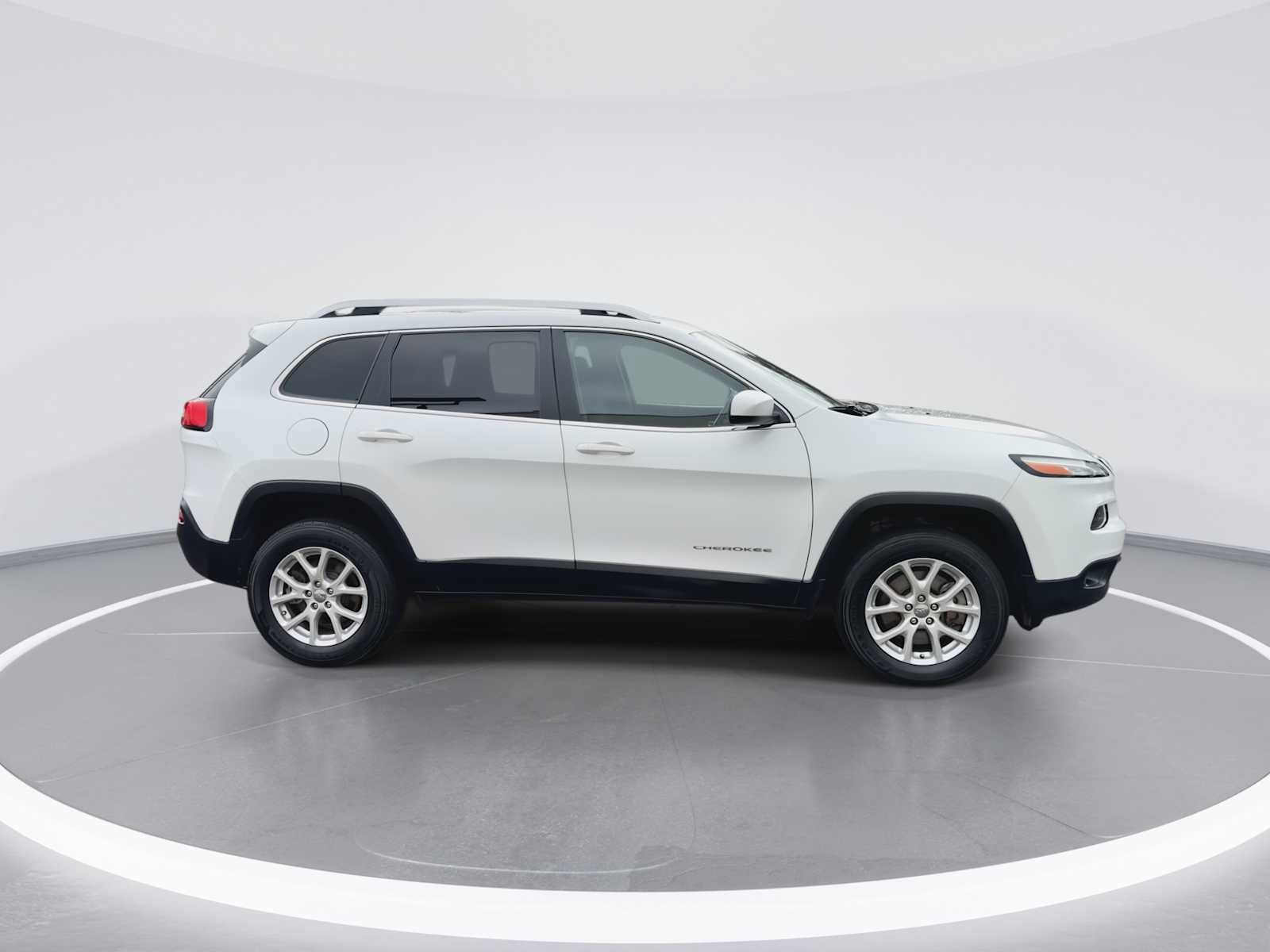 Used 2017 Jeep Cherokee Latitude AWD/4WD image 9