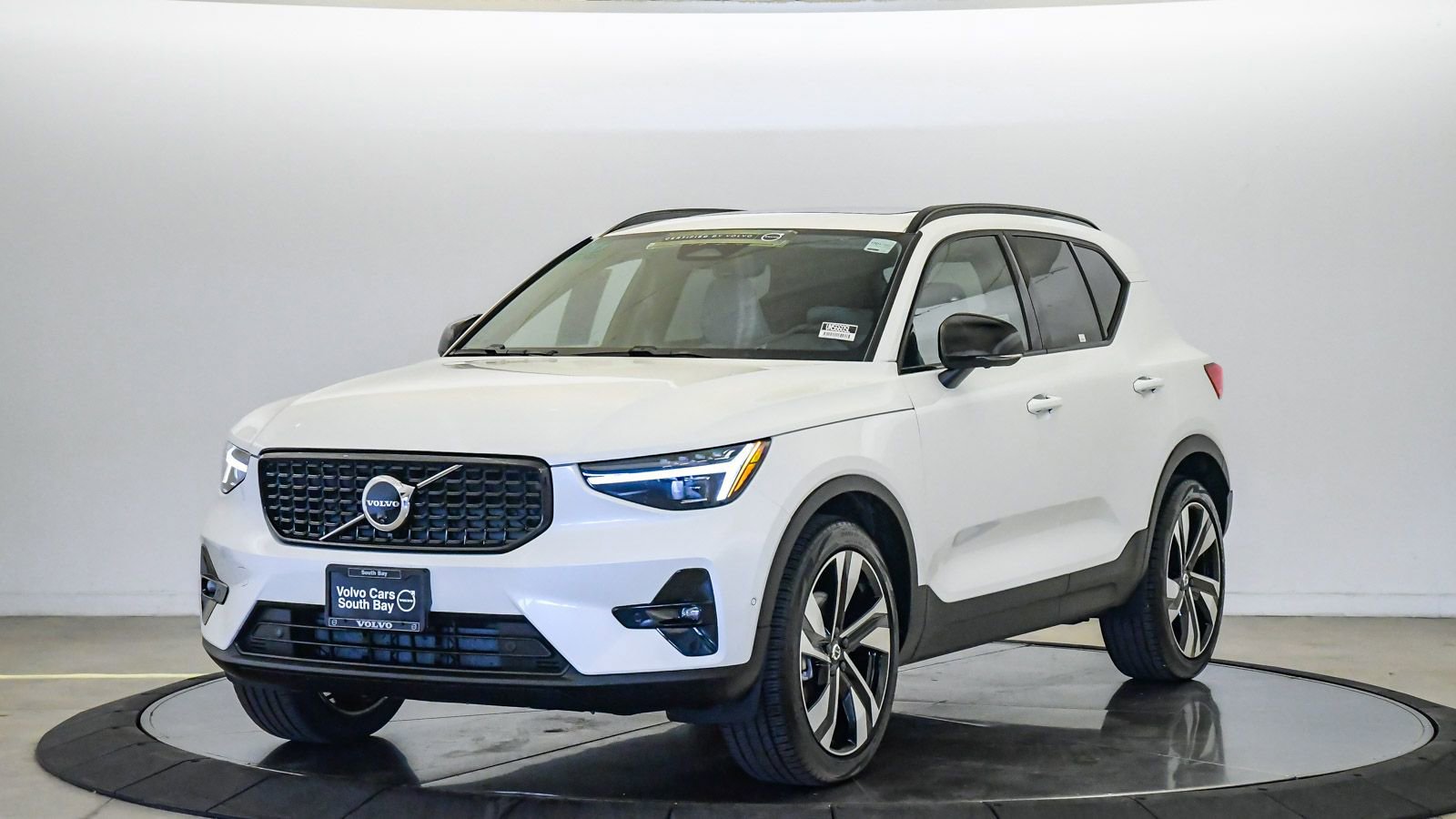 Certified 2026 Volvo XC40 B5 Ultra w/ Climate Package AWD/4WD image 2