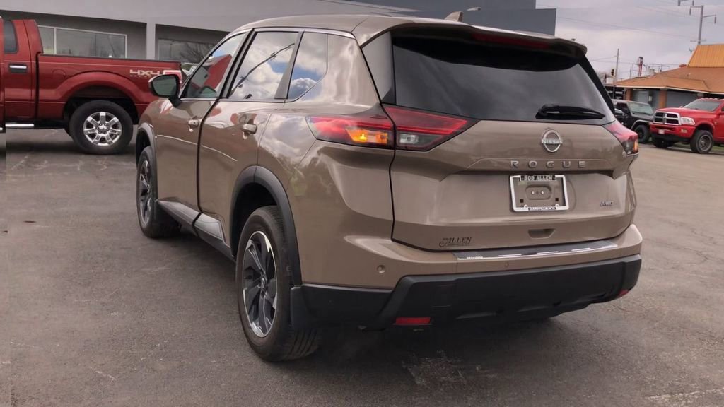 Used 2025 Nissan Rogue SV AWD/4WD image 6