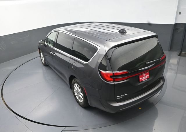 Used 2023 Chrysler Pacifica Touring-L image 28
