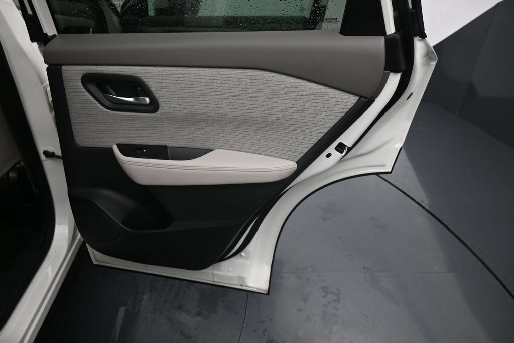 Used 2023 Nissan Rogue SV AWD/4WD image 13