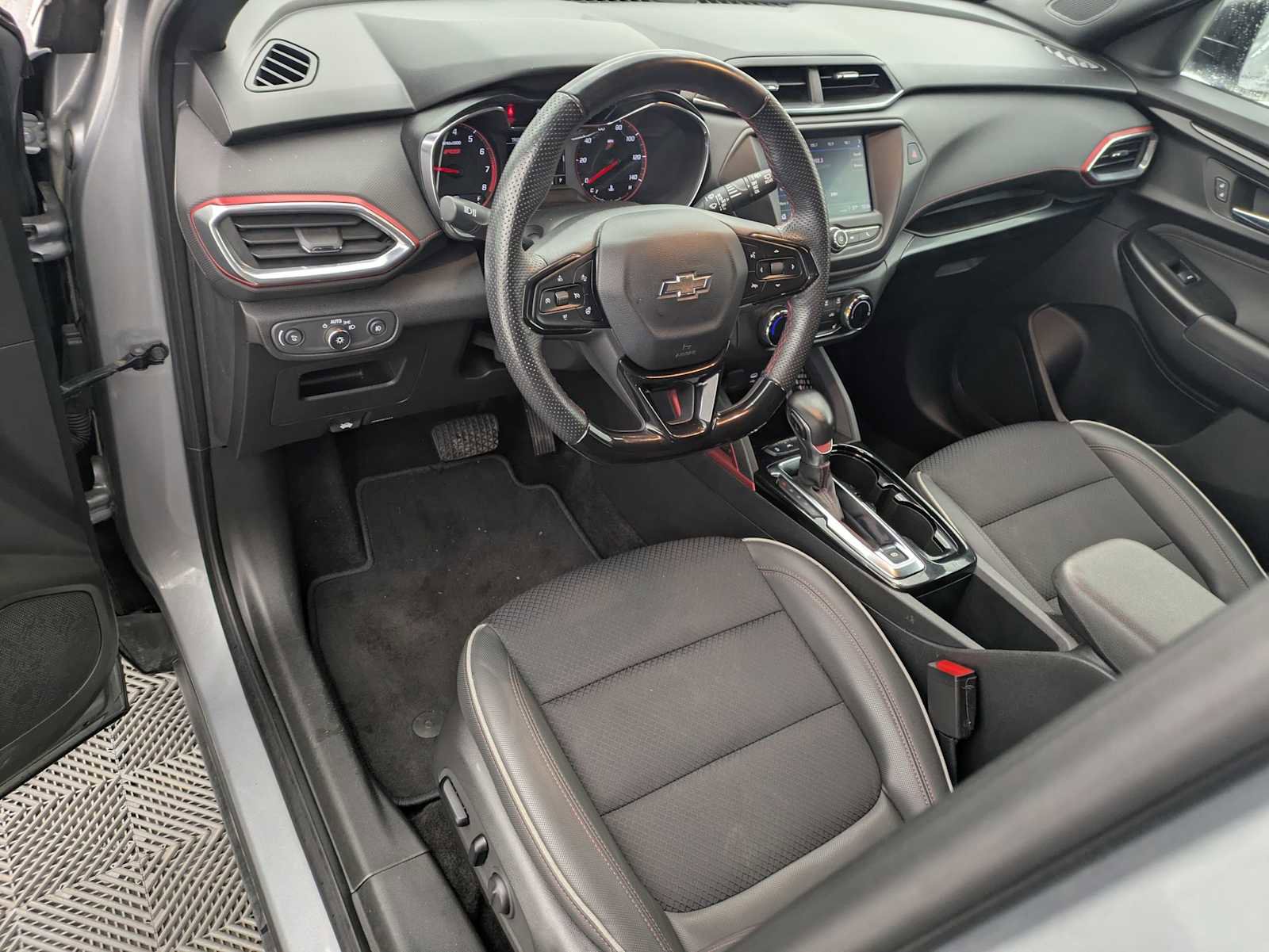Used 2023 Chevrolet TrailBlazer RS image 2