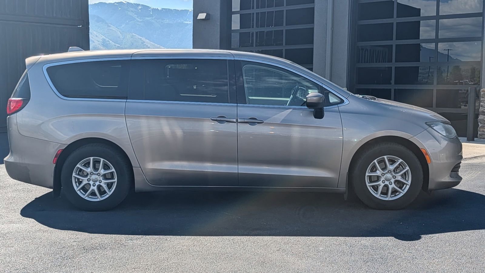 Used 2018 Chrysler Pacifica LX FWD image 3