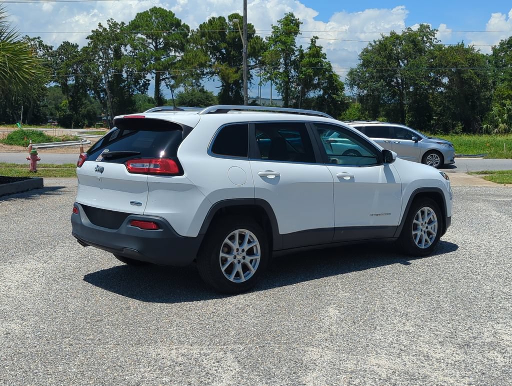 Used 2017 Jeep Cherokee Latitude FWD image 7