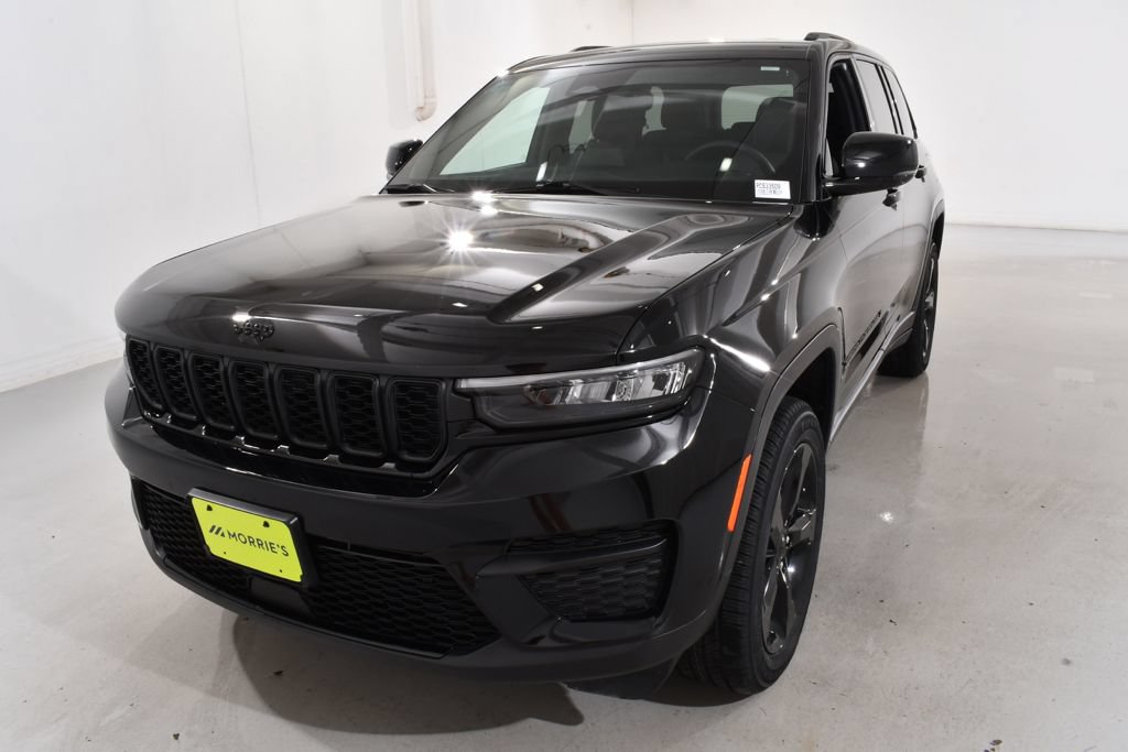Used 2023 Jeep Grand Cherokee Altitude AWD/4WD image 2