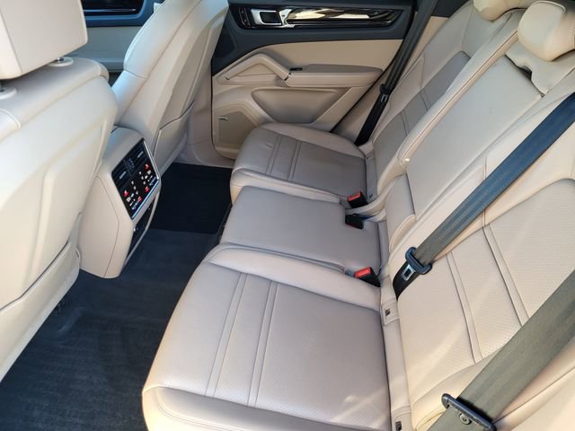 Used 2020 Porsche Cayenne image 18