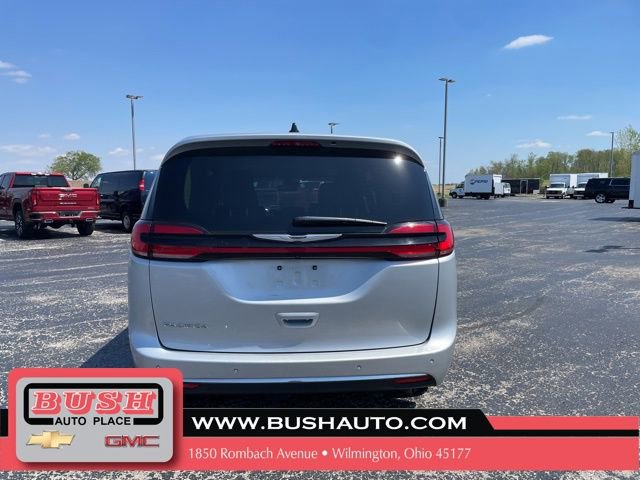 Used 2024 Chrysler Pacifica Touring-L FWD image 6