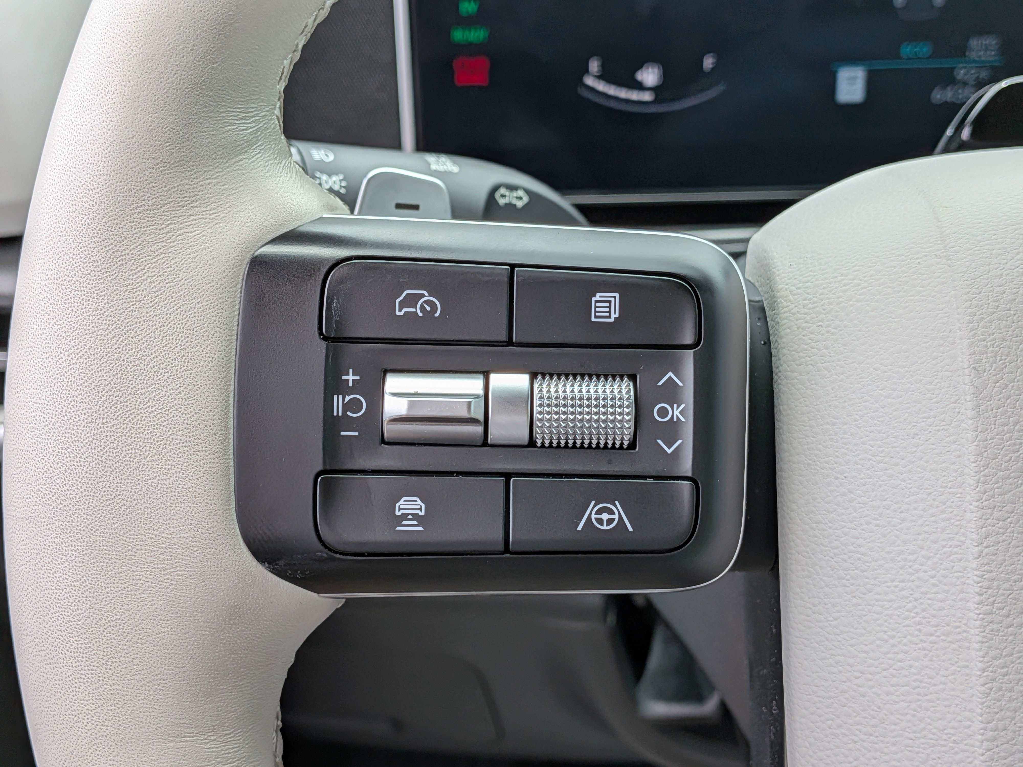Used 2025 Hyundai Santa Fe SEL FWD image 25