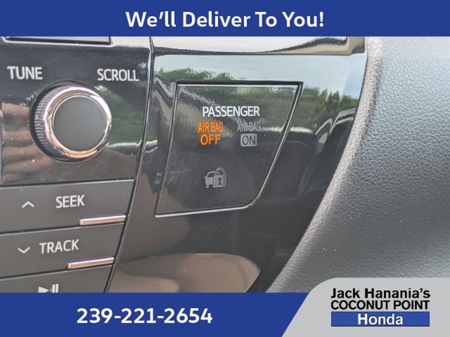 Used 2015 Toyota Corolla LE FWD image 32
