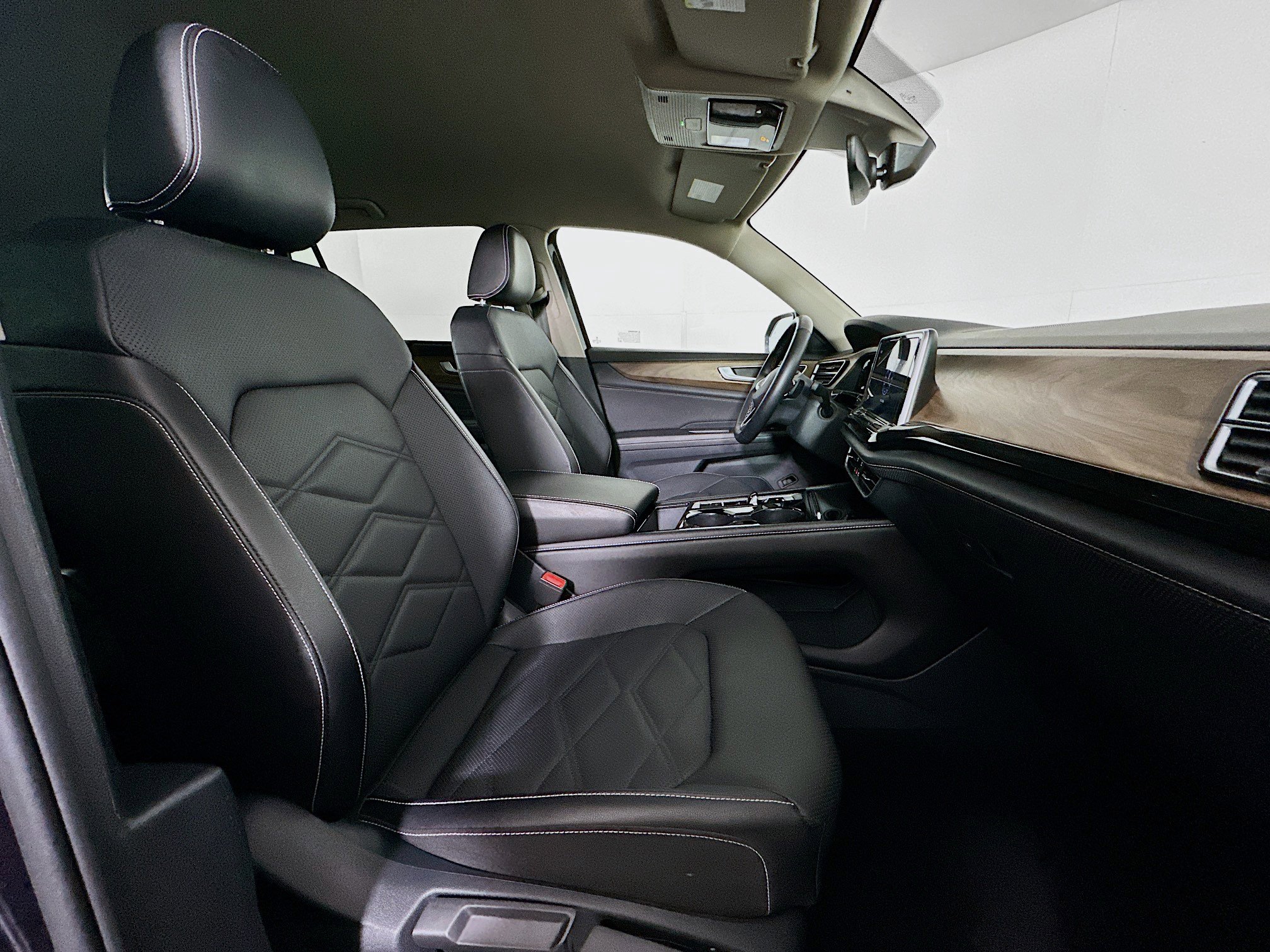 Used 2025 Volkswagen Atlas SE image 32