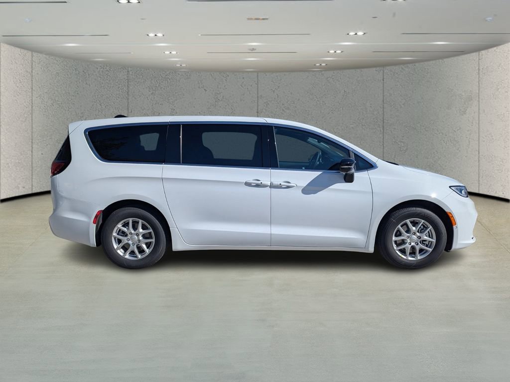 New 2026 Chrysler Pacifica Select FWD image 3