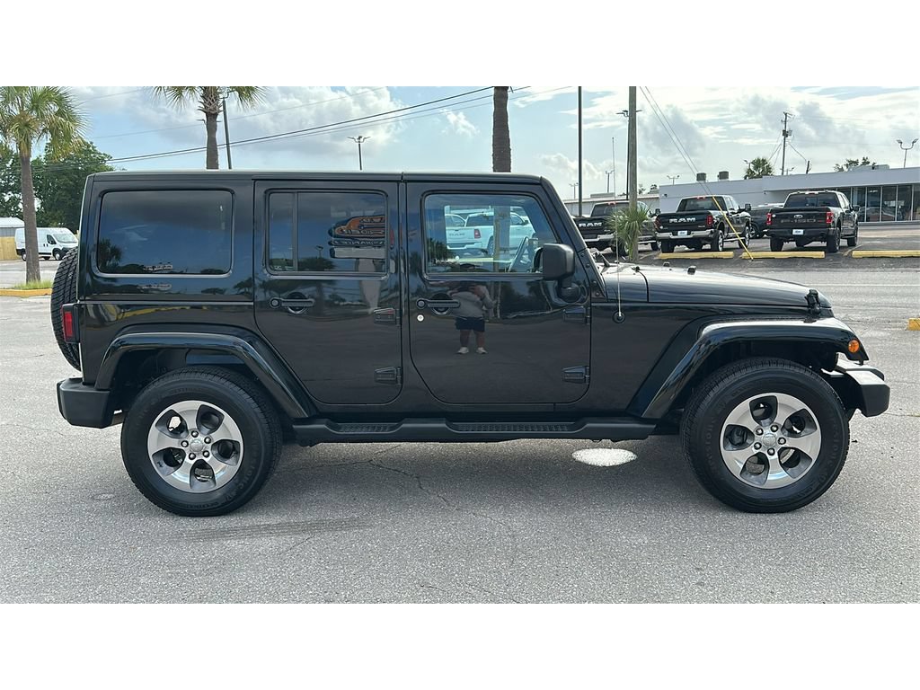 Used 2017 Jeep Wrangler Unlimited Sahara w/ Connectivity Group AWD/4WD image 6
