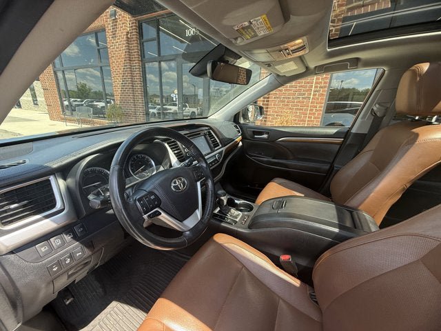 Used 2017 Toyota Highlander Limited AWD/4WD image 19