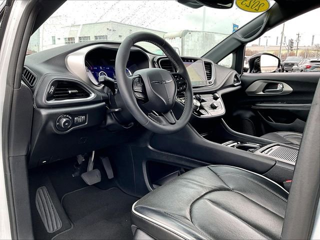 Used 2023 Chrysler Pacifica Limited w/ S Appearance Package FWD image 8