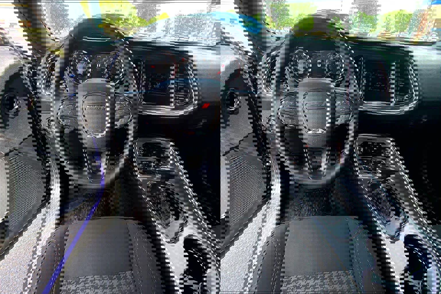 Used 2016 Dodge Challenger SXT image 6