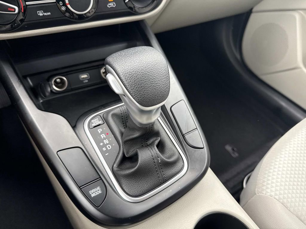 Used 2025 Kia Soul LX w/ LX Technology Package FWD image 23