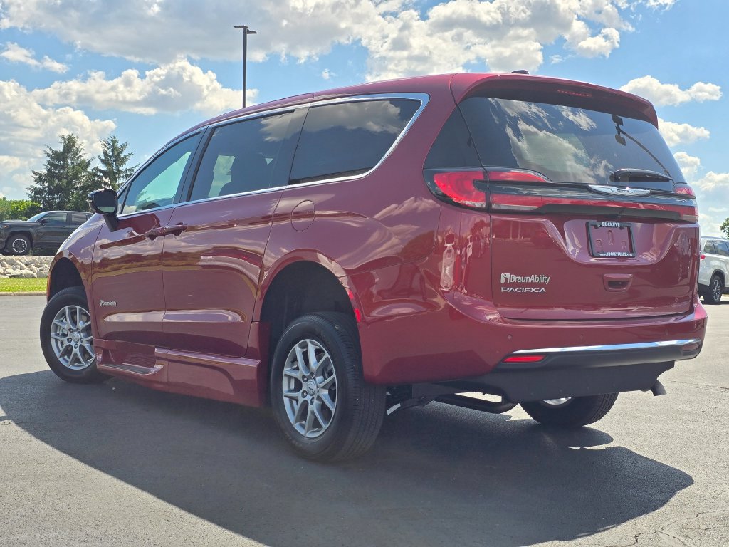 Used 2026 Chrysler Pacifica Select FWD image 5