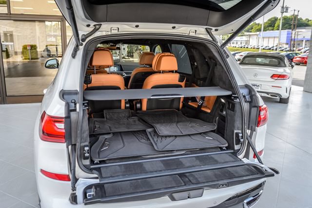 Used 2022 BMW X7 xDrive40i w/ M Sport Package AWD/4WD image 11