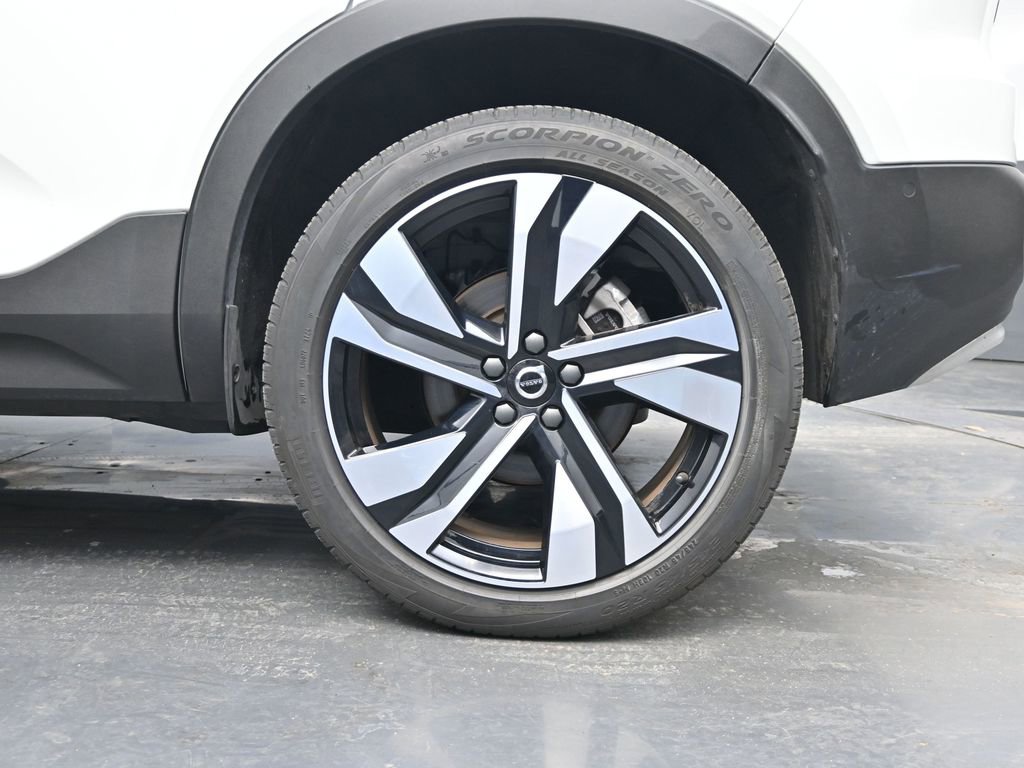 Used 2025 Volvo XC40 B5 Plus image 9