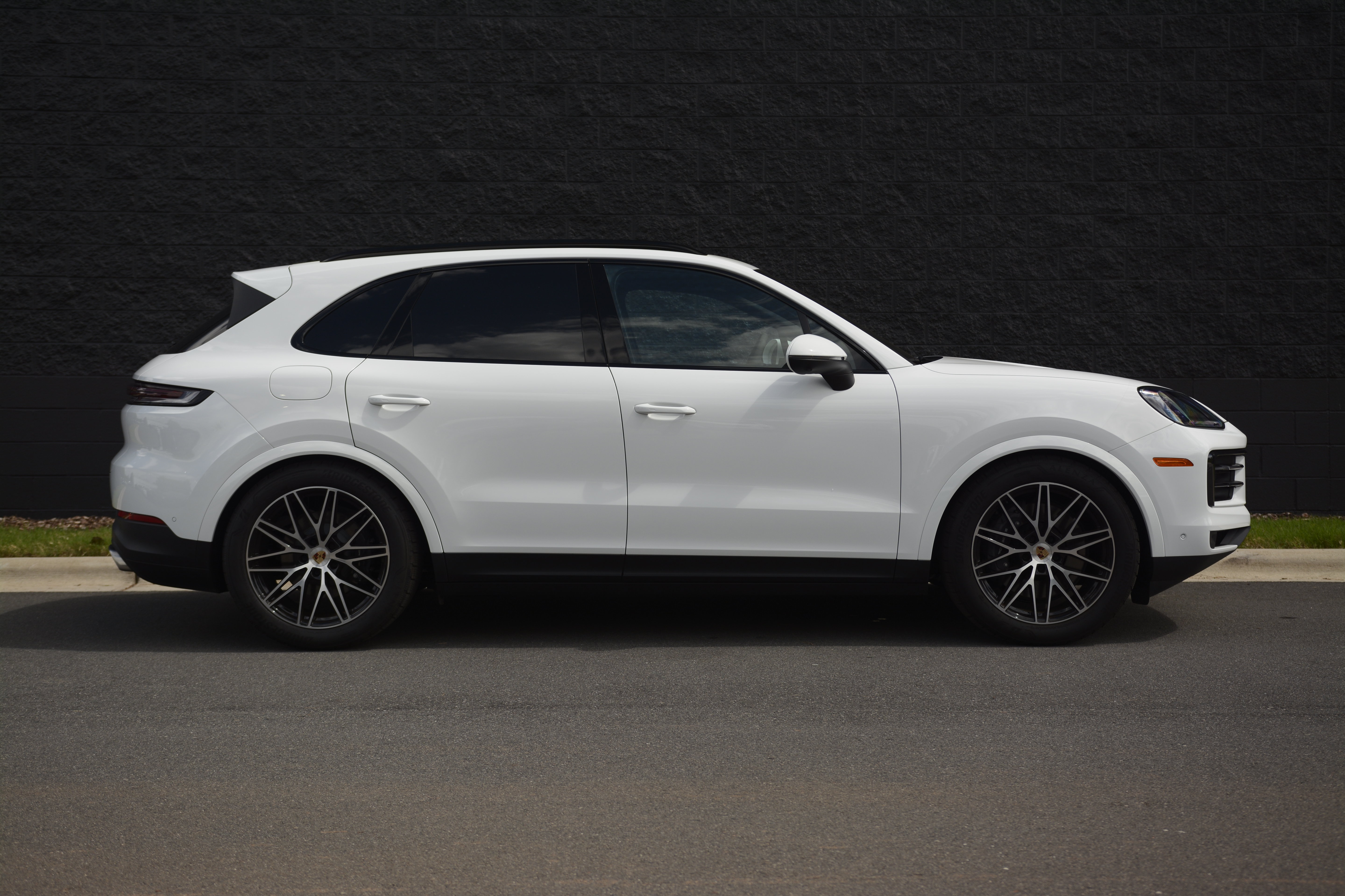 Certified 2025 Porsche Cayenne AWD/4WD image 8