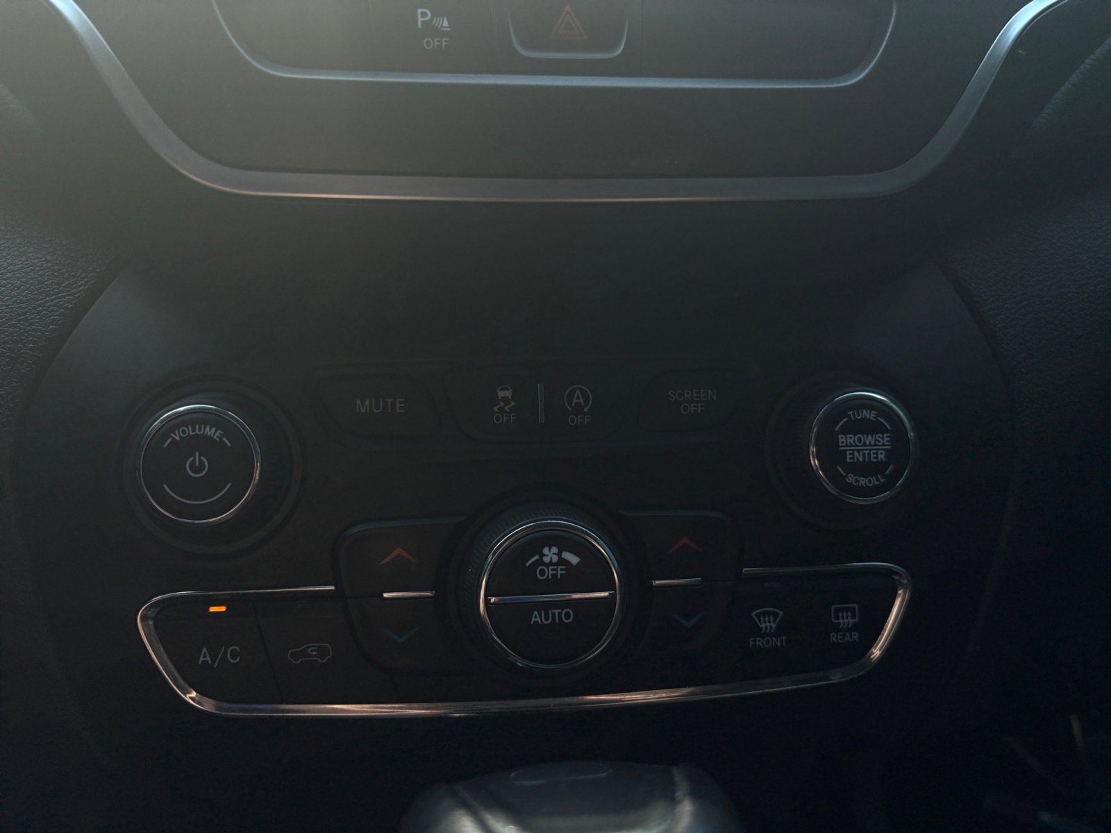 Used 2019 Jeep Cherokee Trailhawk image 6