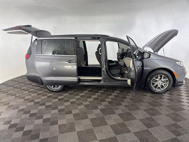 Used 2021 Chrysler Pacifica Touring w/ Cold Weather Group FWD image 16