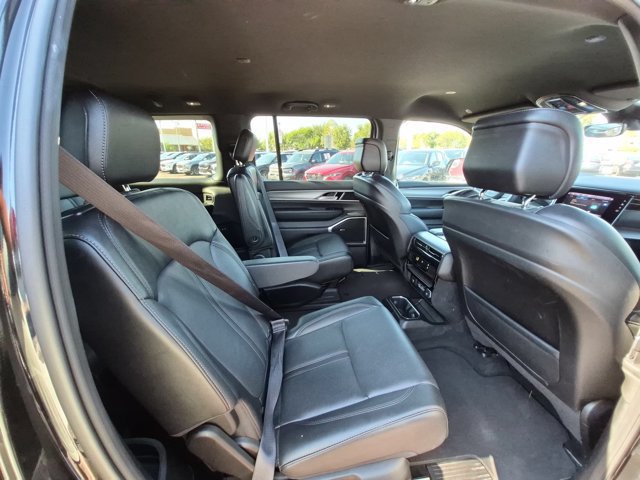 Used 2025 Jeep Wagoneer L Series II AWD/4WD image 19