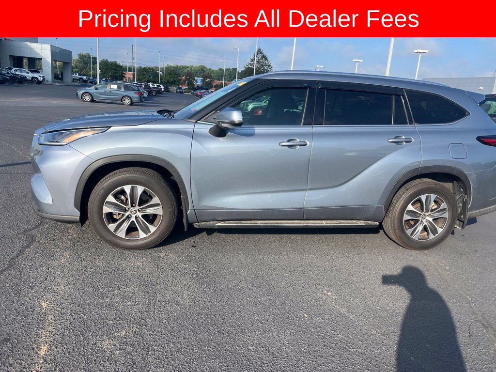 Used 2021 Toyota Highlander XLE AWD/4WD image 4