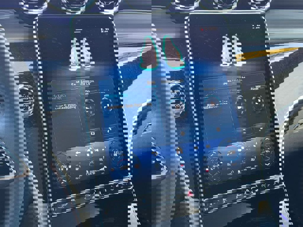 Used 2025 Mercedes-Benz GLC 300 4MATIC image 34