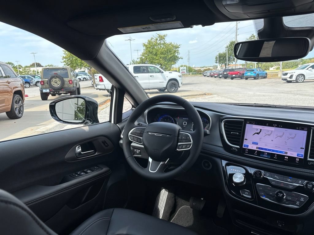 New 2027 Chrysler Pacifica Select FWD image 24