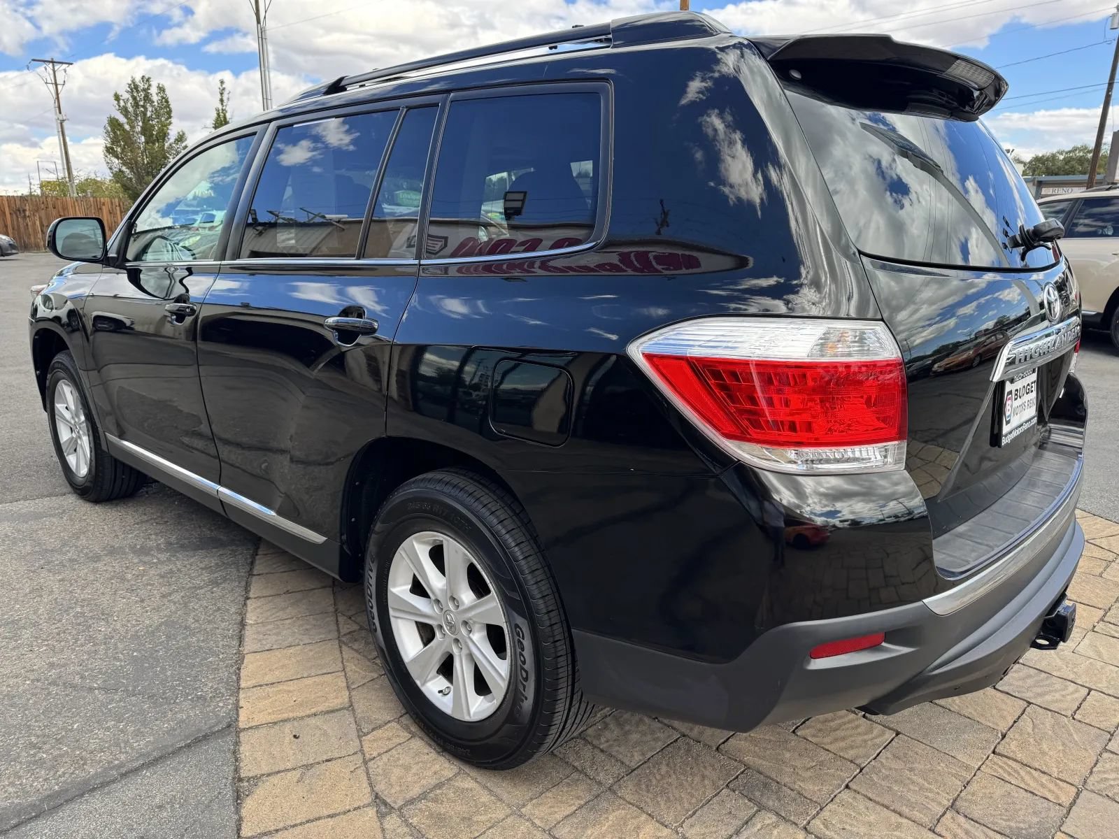 Used 2012 Toyota Highlander SE w/ Tow Pkg AWD/4WD image 4