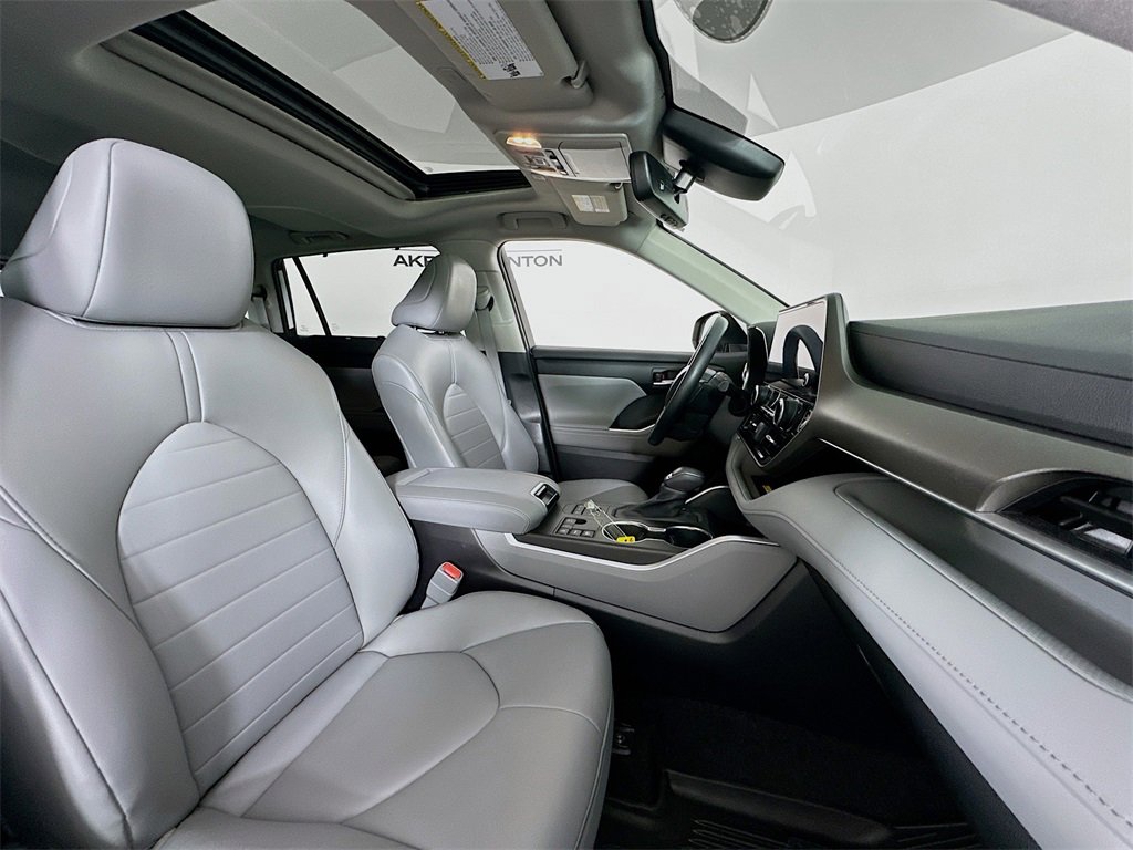 Used 2023 Toyota Highlander XLE image 32