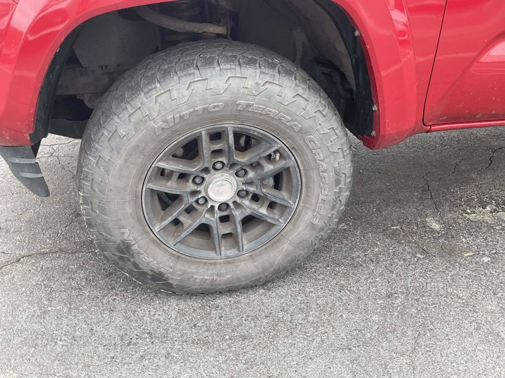 Used 2020 Toyota Tacoma SR5 AWD/4WD image 12