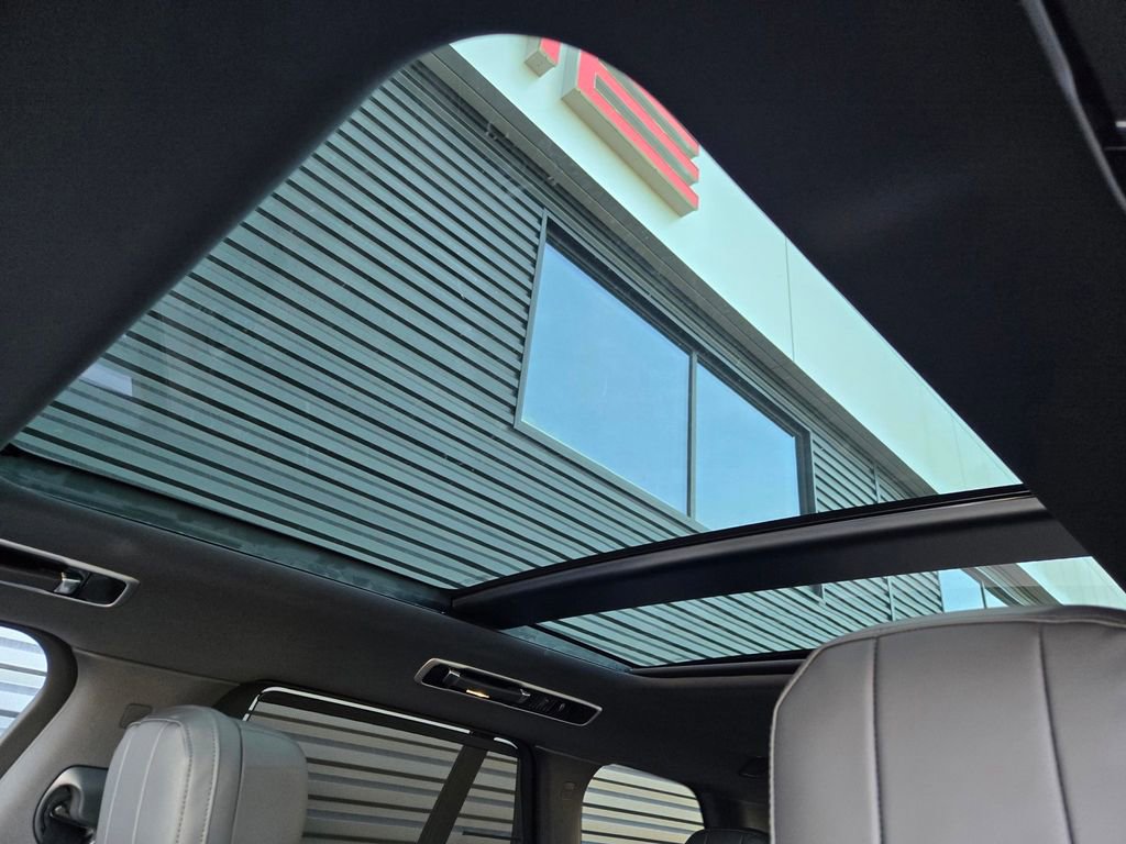 New 2026 Land Rover Range Rover SE image 12