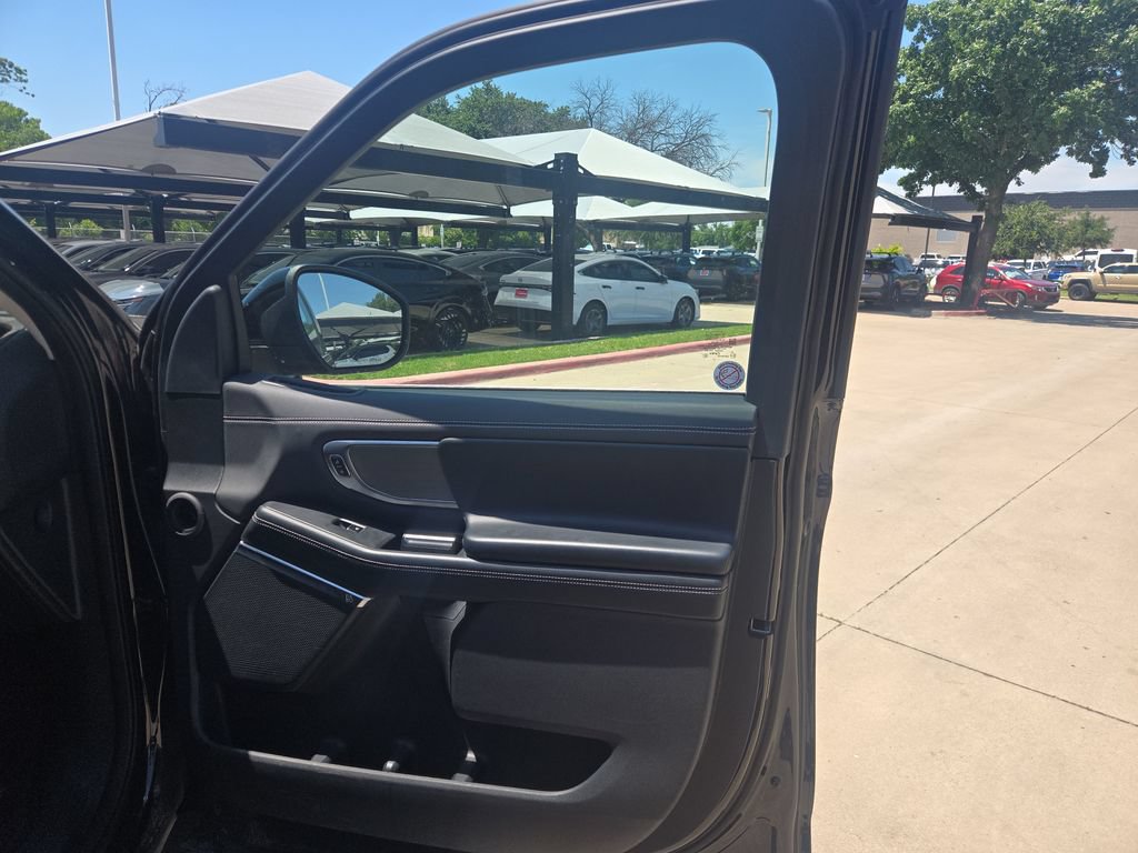 Used 2025 Ford Expedition Platinum AWD/4WD image 12