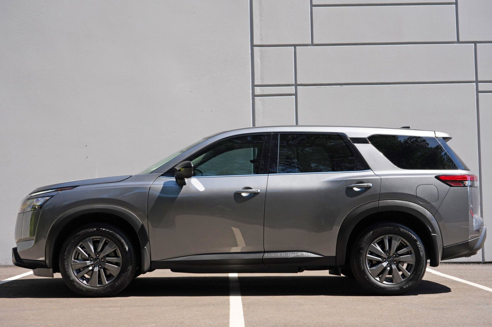 Used 2025 Nissan Pathfinder S FWD image 8