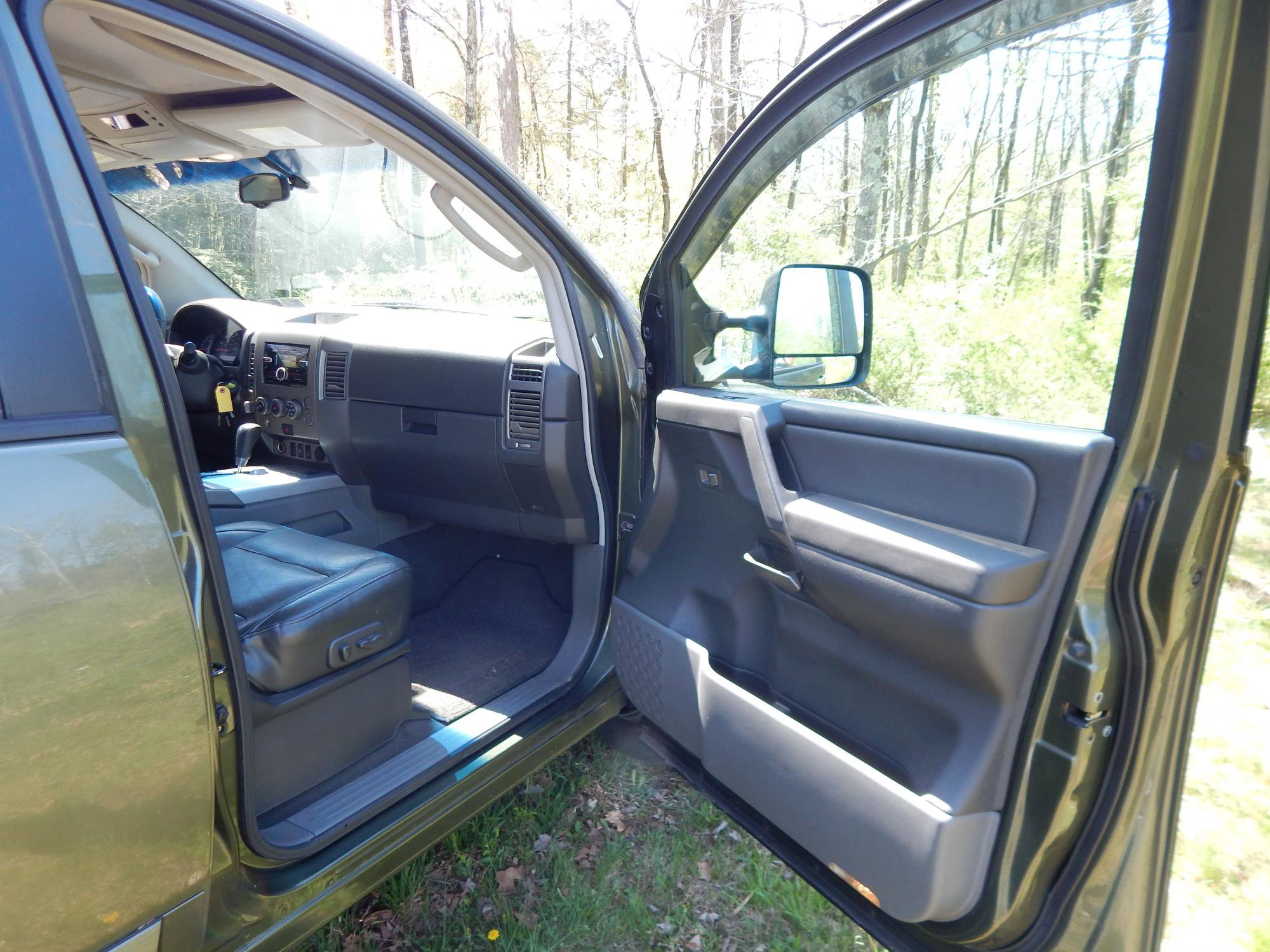 Used 2005 Nissan Titan LE w/ (T01) Tow Pkg AWD/4WD image 19