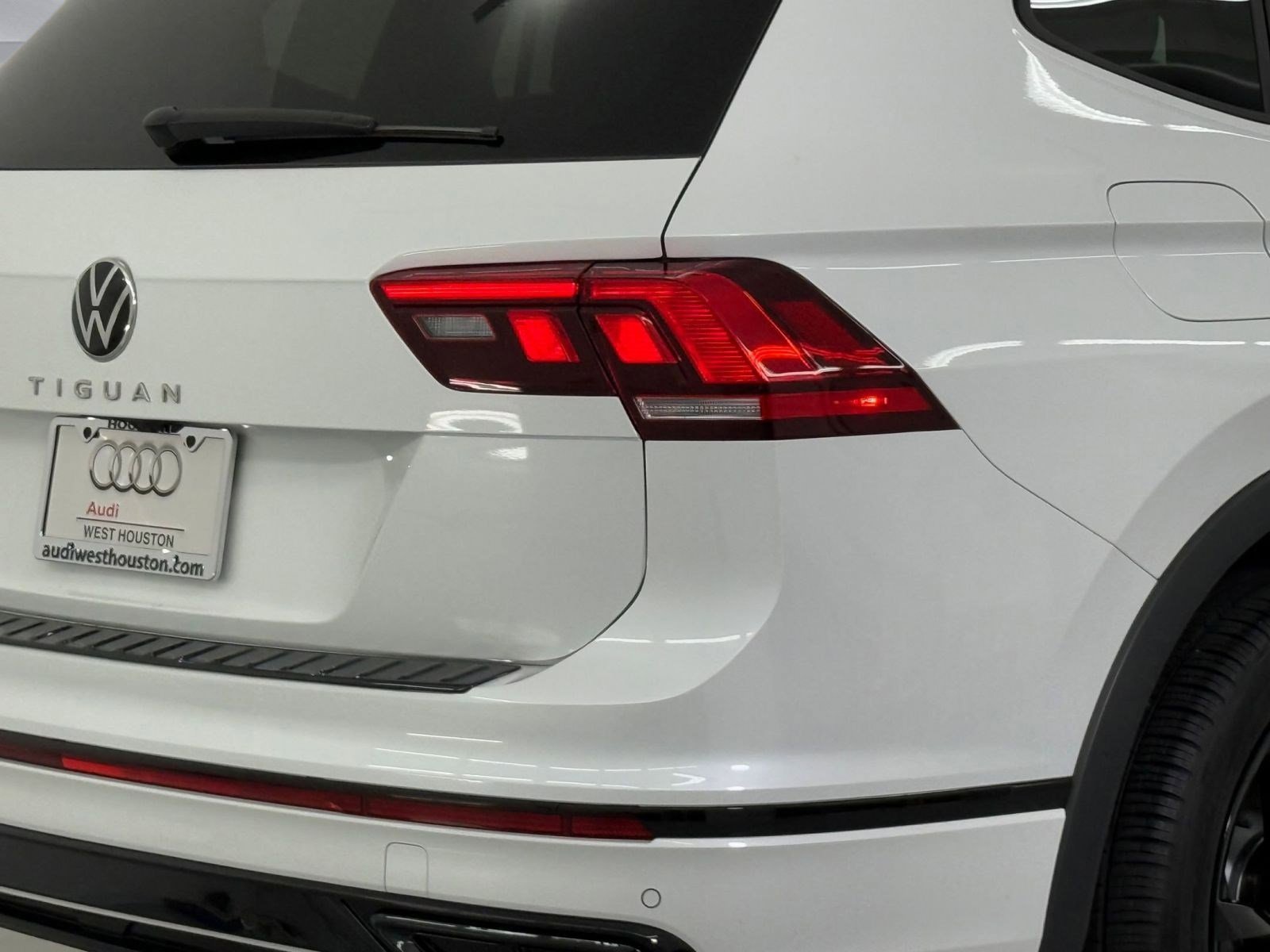 Used 2024 Volkswagen Tiguan SE R-Line image 13