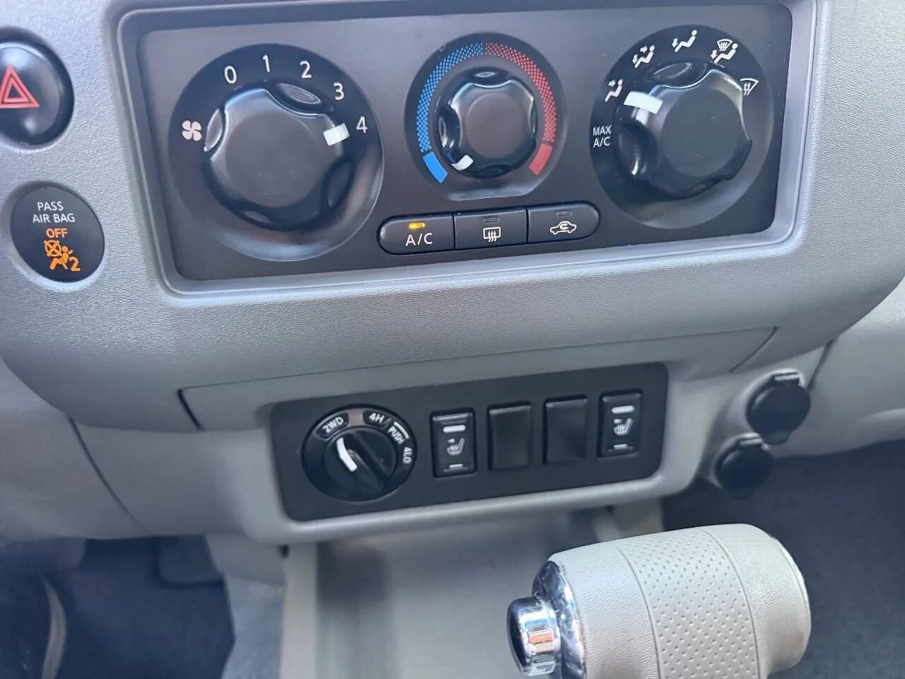 Used 2005 Nissan Frontier LE w/ (X01) Leather Pkg AWD/4WD image 25