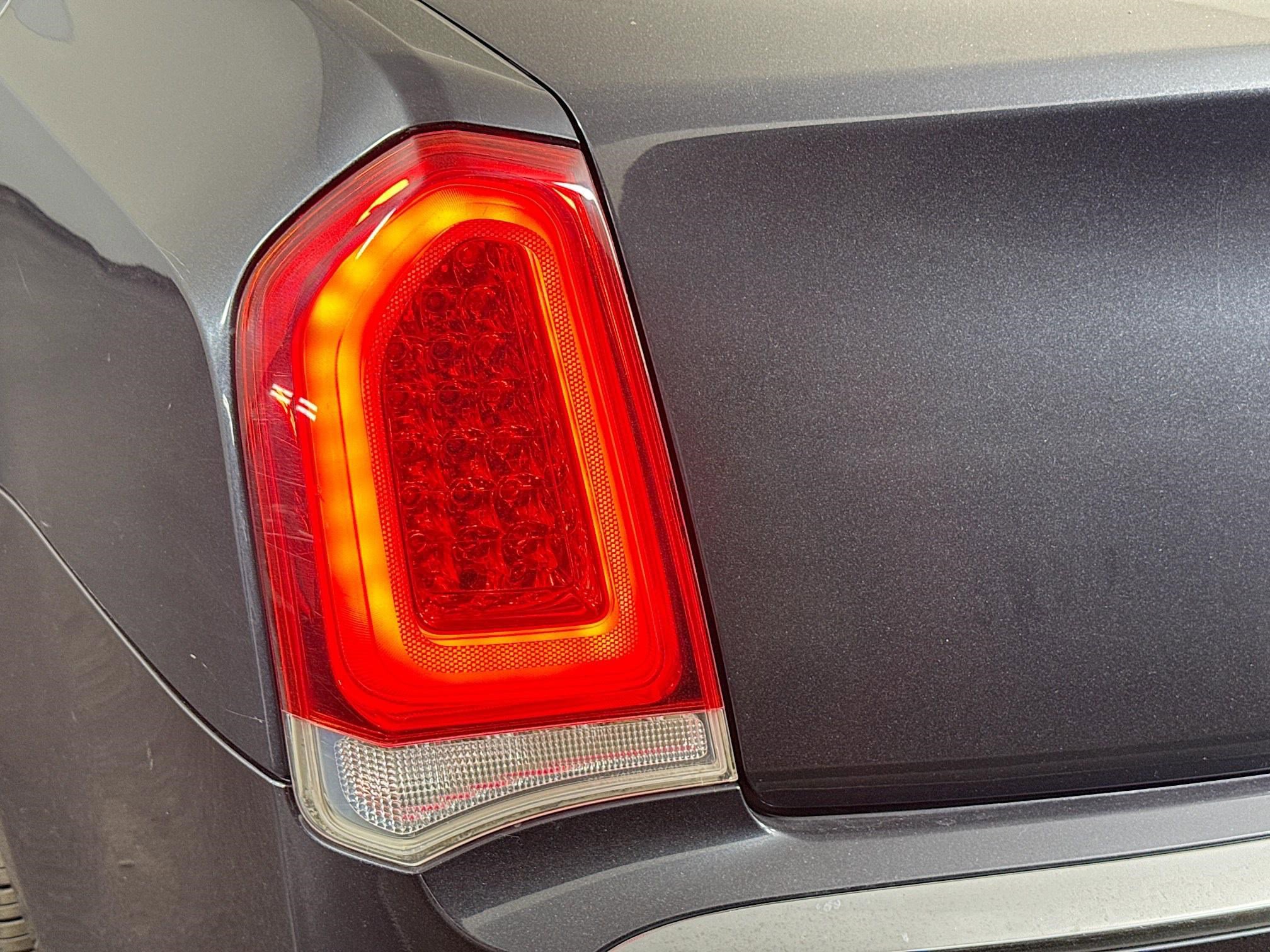 Used 2018 Chrysler 300 Limited image 36