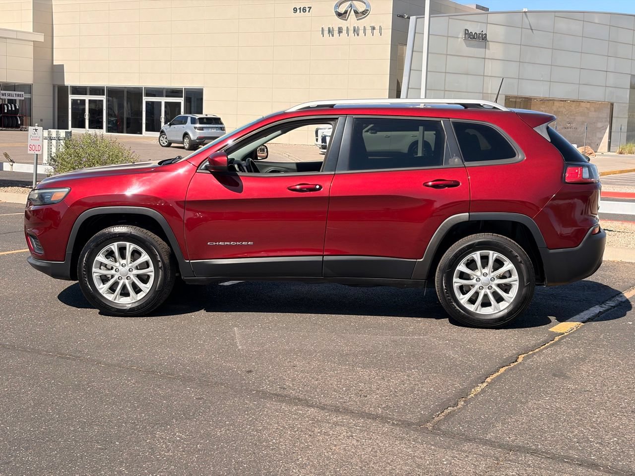 Used 2020 Jeep Cherokee Latitude w/ Cold Weather Group AWD/4WD image 3