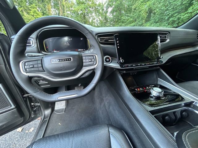 Used 2024 Jeep Wagoneer L Series II image 12