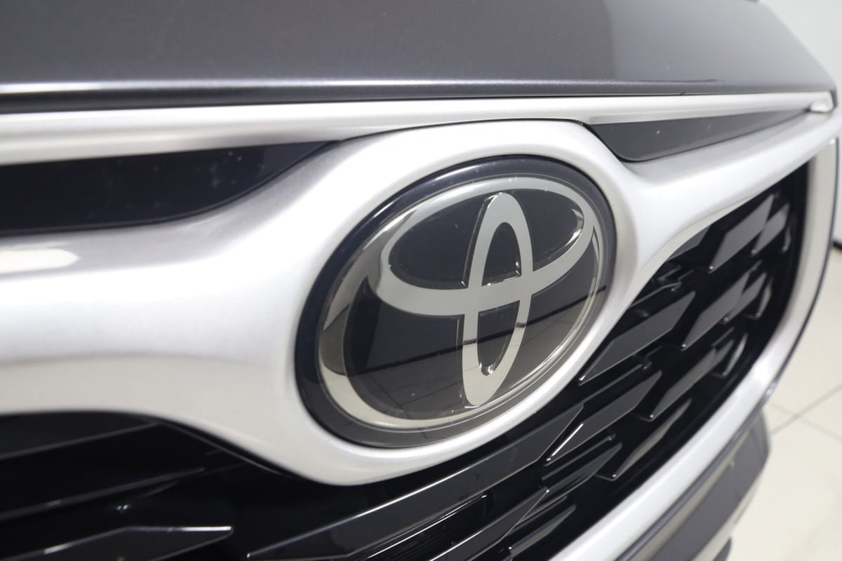 Used 2021 Toyota Highlander XLE AWD/4WD image 16